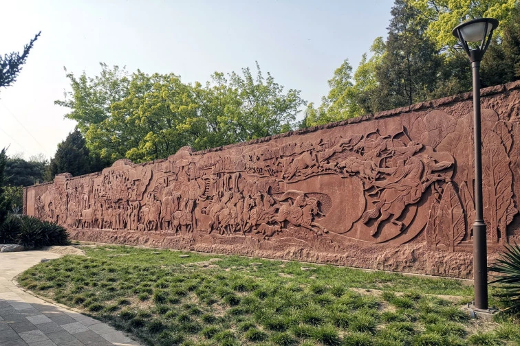 双龙巡城 — 大型石刻浮雕